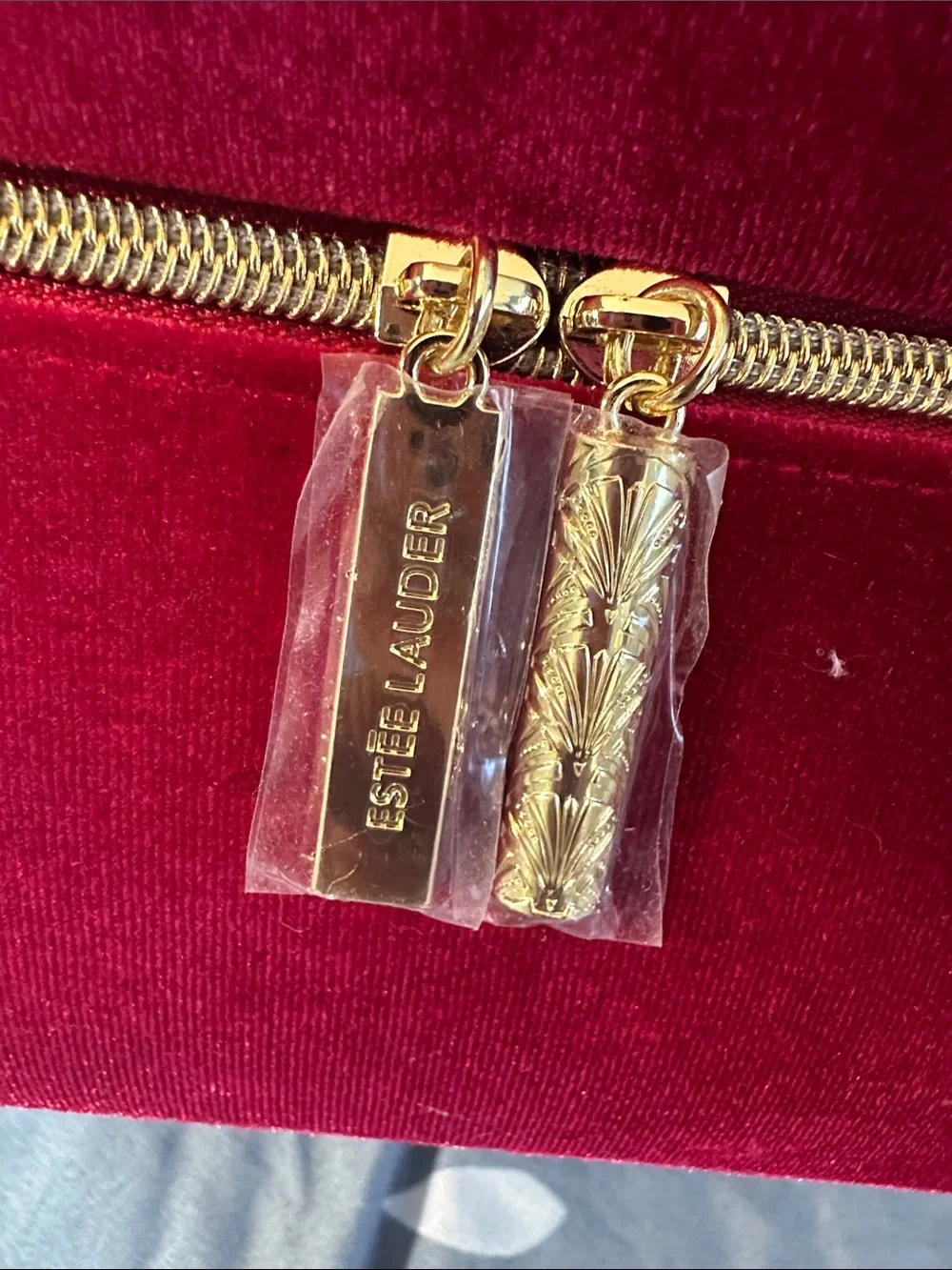 NWOT Estee Lauder Red Velvet Bow Holiday Train Cosmetic/Travel Case ♥️♥️♥️